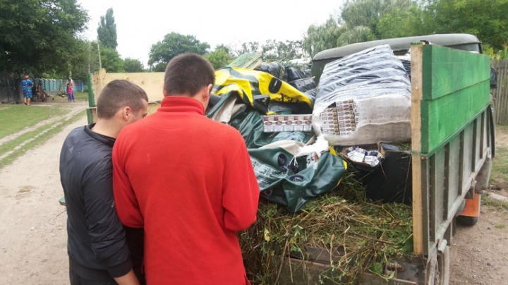 Focuri de armă la graniţă! Poliţia de frontieră i-a reţinut pe trei moldoveni care au refuzat să oprească maşina (FOTO)