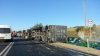 Râu de bere pe traseul Chişinău-Orhei. Un camion s-a răsturnat pe şosea (FOTO)