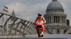 Omul momentului în MotoGP a făcut drifturi pe podul pietonal din Londra (VIDEO)