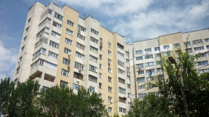 Bolnavi din cauza ingrasiei. Locatarii unui bloc din capitală sunt inundaţi anual din cauza mansardei aflate în construcţie