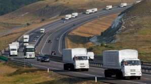 Vameşii ucraineni au început verificarea convoiului umanitar. Armata a înconjurat oraşul Lugansk