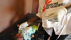 Medici Fără Frontiere bat o nouă ALARMĂ: Ebola se răspândeşte prea rapid 