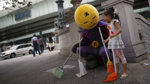 Un bărbat din Tokyo a devenit un supererou care luptă împotriva gunoiului de pe străzi