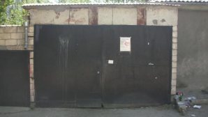 Caz ieşit din comun în capitală. O femeie cu trei copii minori locuieşte de 10 ani într-un garaj