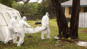 Un grup de oameni înarmaţi cu bâte au atacat şi jefuit un centru de bolnavi de Ebola din Liberia 