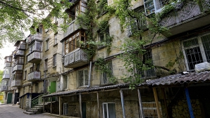 S-a născut în cămaşă! Un băieţel de doi ani a scăpat cu viaţă, după ce a căzut de la etajul cinci al unui bloc