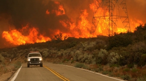 Incendiile pârjolesc California. Flăcările ameninţă locuinţele oamenilor 