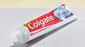 Pastă de dinţi cancerigenă. Savanţii pun la îndoială siguranţa unui produs Colgate