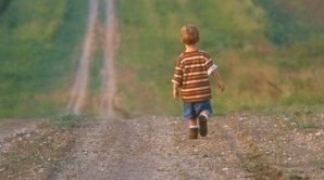 Un minor a scăpat ca prin minune după ce o maşină a trecut peste el (VIDEO)