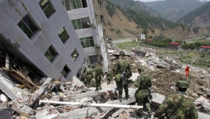 Salvare miraculoasă: O femeie a fost scoasă în viaţă de sub dărâmături la două zile de la cutremurul devastator din China 