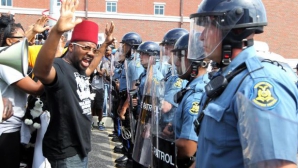 După ce un poliţist a împuşcat un tânăr în SUA, autorităţile au declarat stare de asediu