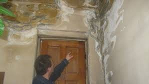 Potop la Ciocana. Un apartament nelocuit de şapte ani a devenit sursă de coşmar pentru vecinii inundaţi 