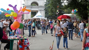 Sărbătoarea umple buzunarele. Comercianţii au profitat la maxim de Ziua Independenţei 