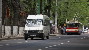 "Este agresiv, înjură şi fumează". Şoferul unui microbuz de linie încalcă regulile de securitate în trafic (VIDEO)