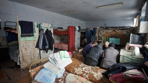 Camuflare de doi bani. Un bărbat a fost reţinut pentru ce avea într-un colet destinat unui deţinut (VIDEO)