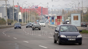 Nu-i pasă de nimic. Un şofer calcă pe accelerator şi face manevre periculoase prin capitală