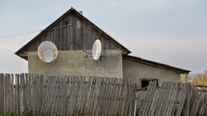 "El are paranoia!" Mai mulţi locuitori din Dumbrava se plâng că un vecin le face viaţa amară (VIDEO)