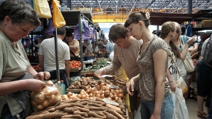 Meniul moldovenilor este sărac, iar un asemenea regim dăunează sănătăţii. "Mai multe nu ne permitem"