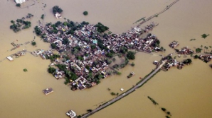 Vremea apocaliptică în lume. California e pârjolită de incendii de vegetaţie, iar nordul Indiei e inundat