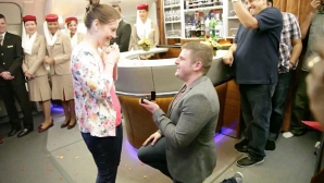 Şi dacă îi spunea "nu"? Un căpitan de navă şi-a cerut iubita în căsătorie la 10 000 de metri înălţime