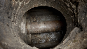 Locatarii unui bloc din Chişinău se impun să adoarmă pe fundalul zgomotului provocat de muncitori