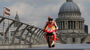 Omul momentului în MotoGP a făcut drifturi pe podul pietonal din Londra (VIDEO)