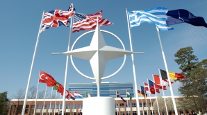 NATO: Probabilitatea unei intervenţii armate a Rusiei în Ucraina este foarte înaltă