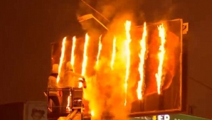 Panou de publicitate din capitală, în flăcări. La faţa locului s-au deplasat patru autospeciale ale pompierilor