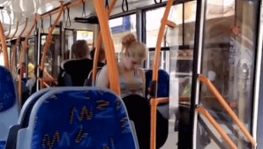 SOMNOROASE PĂSĂRELE! O taxatoare din Bălți doarme în troleibuz în timpul serviciului (VIDEO)