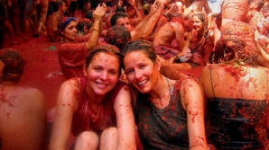 "Am roşii şi în păr". Reacţia turiştilor care s-au bătut cu tomate în Spania (VIDEO)