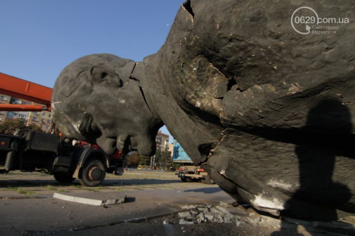 O statuie a lui Lenin a fost demolată ilegal într-un oraş din Ucraina (FOTO/VIDEO)