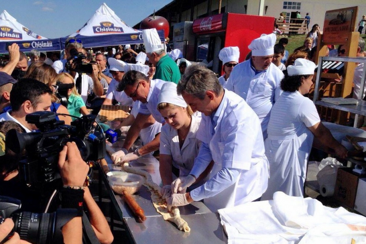 Iurie Leancă şi Igor Corman au împărţit din cea mai mare plăcintă. FOTOGRAFII şi impresii de la Festivalul Zilele Diasporei