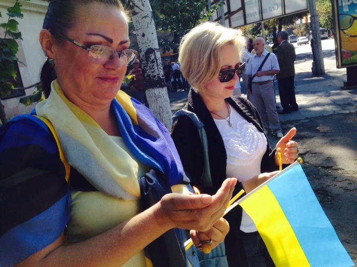 Miting de solidaritate pentru Ucraina, la Chişinău. Zeci de tineri au pichetat ambasada Rusiei (FOTO)