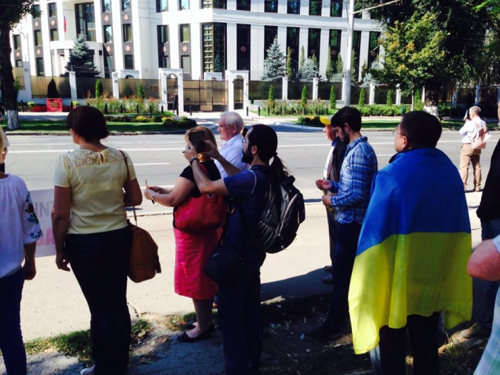 Miting de solidaritate pentru Ucraina, la Chişinău. Zeci de tineri au pichetat ambasada Rusiei (FOTO)