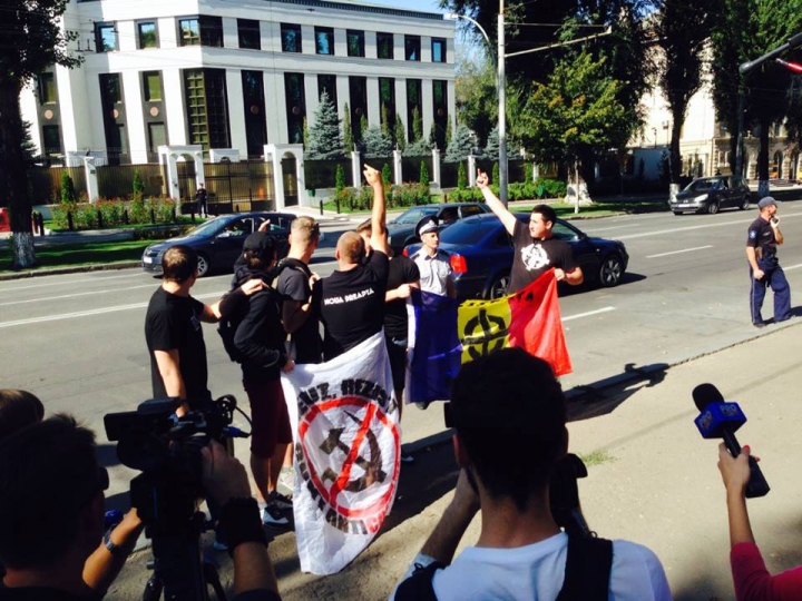 Miting de solidaritate pentru Ucraina, la Chişinău. Zeci de tineri au pichetat ambasada Rusiei (FOTO)