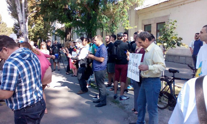 Miting de solidaritate pentru Ucraina, la Chişinău. Zeci de tineri au pichetat ambasada Rusiei (FOTO)