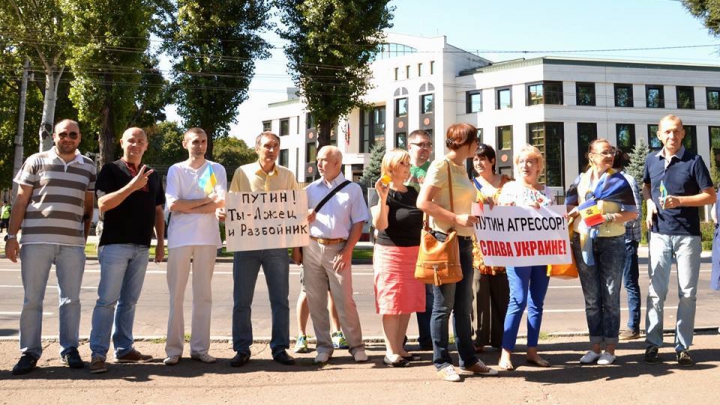 Miting de solidaritate pentru Ucraina, la Chişinău. Zeci de tineri au pichetat ambasada Rusiei (FOTO)