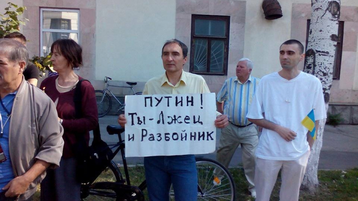 Miting de solidaritate pentru Ucraina, la Chişinău. Zeci de tineri au pichetat ambasada Rusiei (FOTO)