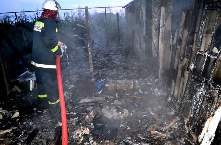 Casă în flăcări în raionul Râșcani. Vecinii au alertat pompierii (VIDEO/FOTO)