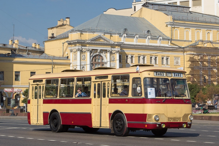 Paradă cu autobuze de epocă în Moscova. Nostalgia pe patru roţi i-a încântat pe cei în vârstă (FOTO)