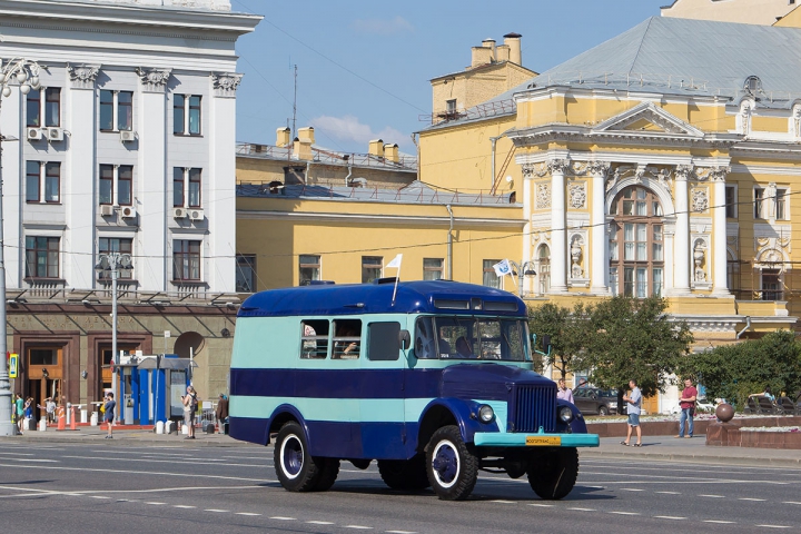 Paradă cu autobuze de epocă în Moscova. Nostalgia pe patru roţi i-a încântat pe cei în vârstă (FOTO)