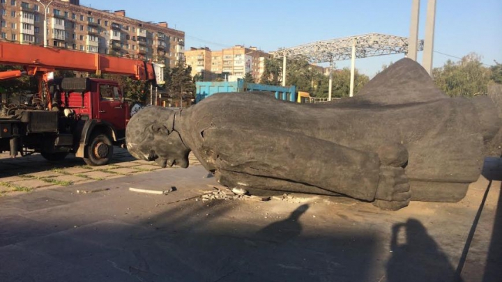 O statuie a lui Lenin a fost demolată ilegal într-un oraş din Ucraina (FOTO/VIDEO)