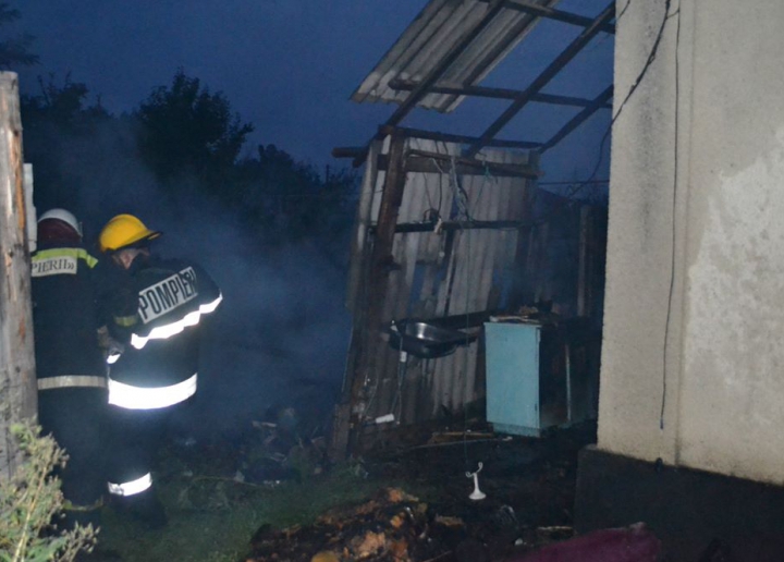 Casă în flăcări în raionul Râșcani. Vecinii au alertat pompierii (VIDEO/FOTO)