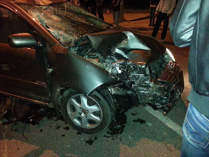 Accident groaznic pe strada Alba-Iulia. Un motociclist s-a izbit dur într-un automobil (FOTO/VIDEO)