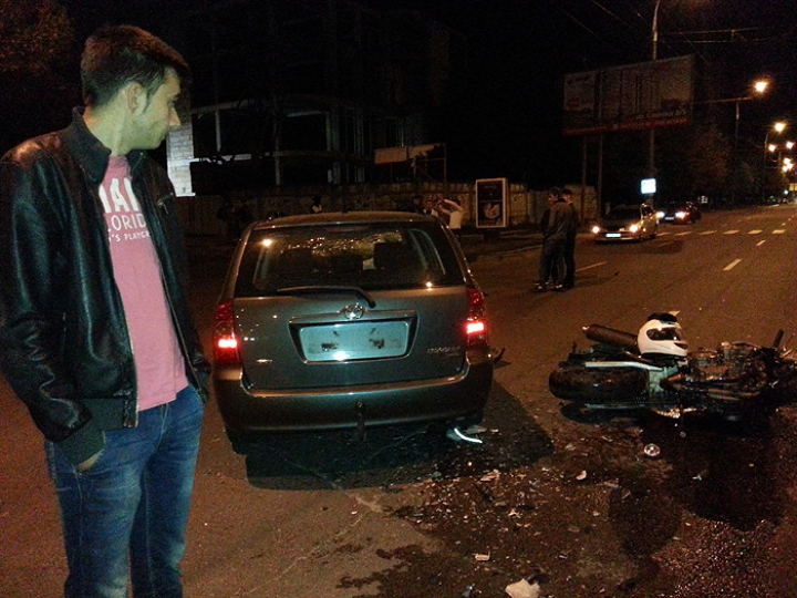 Accident groaznic pe strada Alba-Iulia. Un motociclist s-a izbit dur într-un automobil (FOTO/VIDEO)