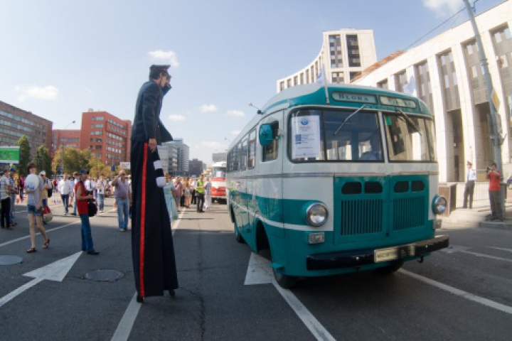 Paradă cu autobuze de epocă în Moscova. Nostalgia pe patru roţi i-a încântat pe cei în vârstă (FOTO)