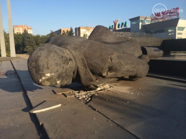 O statuie a lui Lenin a fost demolată ilegal într-un oraş din Ucraina (FOTO/VIDEO)