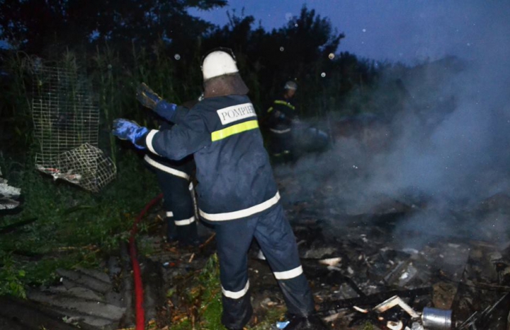 Casă în flăcări în raionul Râșcani. Vecinii au alertat pompierii (VIDEO/FOTO)