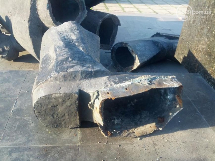 O statuie a lui Lenin a fost demolată ilegal într-un oraş din Ucraina (FOTO/VIDEO)