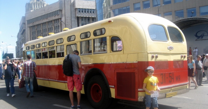 Paradă cu autobuze de epocă în Moscova. Nostalgia pe patru roţi i-a încântat pe cei în vârstă (FOTO)